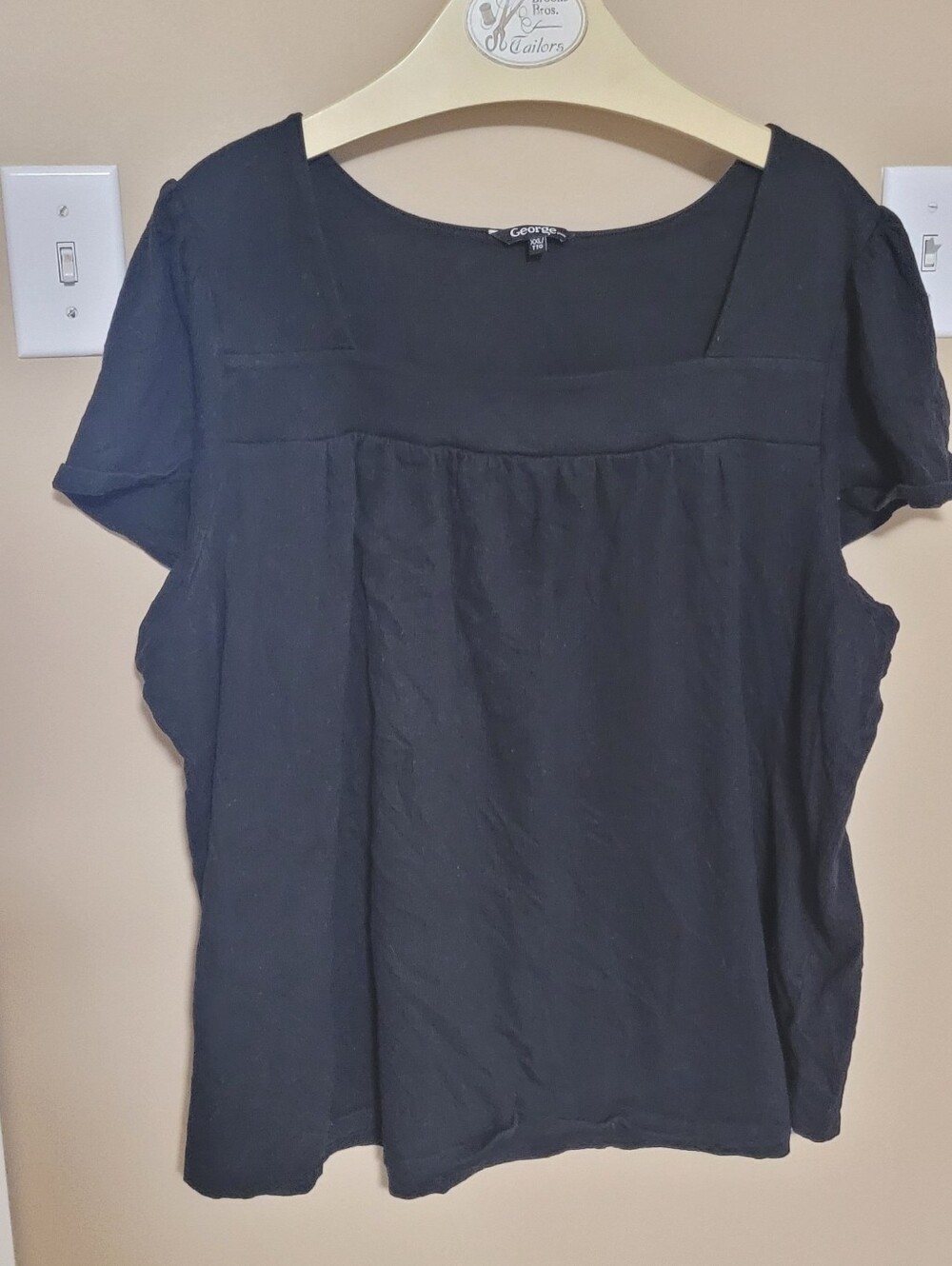 $ 1 >>>> Black Square-Yoke Short Sleeve Top